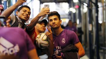Enzo se hace un selfie con dos aficionados.