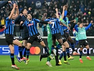Atalanta's players celebrate after winning the UEFA Champions League knockout round play-off second leg football match between Atalanta and Borussia Dortmund at the Stadio di Bergamo in Bergamo, on February 25, 2026. (Photo by Alberto PIZZOLI / AFP)
