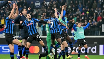 Atalanta's players celebrate after winning the UEFA Champions League knockout round play-off second leg football match between Atalanta and Borussia Dortmund at the Stadio di Bergamo in Bergamo, on February 25, 2026. (Photo by Alberto PIZZOLI / AFP)