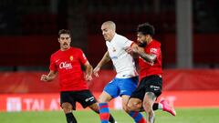 Barcelona's Spanish midfielder #18 Oriol Romeu (C) fights for the ball with Real Mallorca's Portuguese midfielder #12 Samu Costa (R) and Real Mallorca's Spanish forward #09 Abdon Prats during the Spanish Liga football match between RCD Mallorca and FC Barcelona at the Mallorca Son Moix stadium in Palma de Mallorca on September 26, 2023. (Photo by JAIME REINA / AFP)