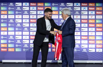 Javi Gal¨¢n, el primer fichaje del Atl¨¦tico 23-24, ha sido presentado este mi¨¦rcoles en el auditorio del C¨ªvitas Metropolitano. El lateral, de 28 a?os, entr¨® en la sala junto a Enrique Cerezo y estuvo acompa?ado tambi¨¦n por amigos, familiares y por el director deportivo, Andrea Berta, y el vicepresidente Antonio Alonso.