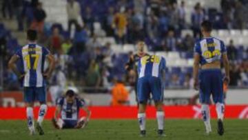 Los jugadores del Espanyol, desolados, tratan de encajar la derrota en el &uacute;ltimo suspiro ante el Sporting.