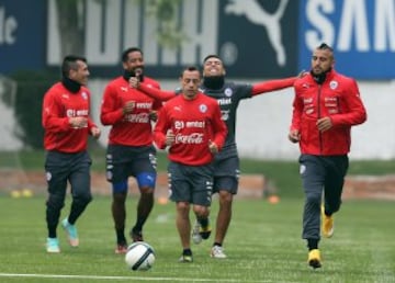 Medel, Beausejur, Díaz, Jara y Vidal calientan juntos. 