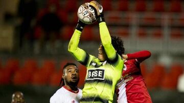 El arquero mexicano tuvo dos destacadas atajadas para mantener el cero en su puerta y acumul&oacute; junto a su equipo tres juegos sin derrota en la Liga de B&eacute;lgica.