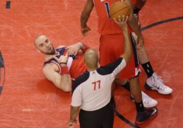 Marcin Gortat, en el suelo. 