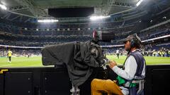 Una cámara de televisión en el Bernabéu durante la retransmisión del Real Madrid-Real Sociedad de LaLiga EA Sports disputado en septiembre.