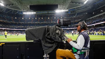 Una cámara de televisión en el Bernabéu durante la retransmisión del Real Madrid-Real Sociedad de LaLiga EA Sports disputado en septiembre.