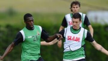 <b>SIGUEN. </b>Las bajas de cinco futbolistas, entre ellos Diop y Osmar, no serán efectivas. La salida de Marcelino frena la de los jugadores.