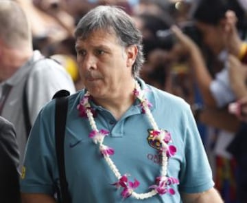 A Tata Martino también le obsequiaron con el collar de flores.