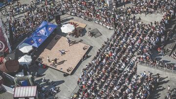 P&uacute;blico presenciando la 4 elementos Street Battle de O Marisqui&ntilde;o 2019 retratados desde la azotea del Hotel Bah&iacute;a de Vigo.