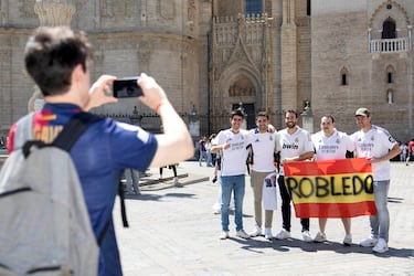 Aficionados del Barcelona y del Real Madrid disfrutan por las calles de Sevilla de las horas previas a la final de Copa. 