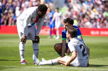 El jugador del Barcelona, Sergi Roberto, se queja en el suelo de molestias musculares. 