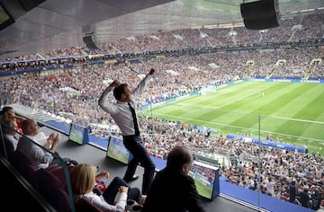 El presidente de la República francesa Macron celebra uno de los goles de la selección de su país durante la final del Mundial de Rusia frente a Croacia.