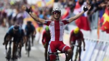 El polaco Michal Kwiatkowski celebra su victoria en Ponferrada 2014.