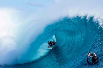 El surfista estadounidense Griffin Colapinto monta una ola mientras es filmado de cerca en Tahití durante su preparación para los Juegos de París 2024. En pleno océano Pacífico, en la Polinesia Francesa, la famosa ola de Teahupo’o, escala habitual en el circuito masculino de surf, acogerá a los atletas olímpicos del 27 al 30 de julio. 