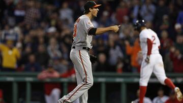 Kevin Gausman reacciona tras ser expulsado por golpear a Xander Bogaerts en el partido entre sus Baltimore Orioles y Boston Red Sox.