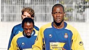 <b>AL SOL DE NOVIEMBRE. </b>Azrack y Mesina jugaron. Al fondo, el goleador Iván Alonso.