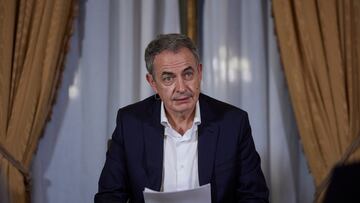 El expresidente del Gobierno, José Luis Rodríguez Zapatero, en la lectura comentada 'Borges en dos voces' en Casa América, a 24 de octubre de 2022, en Madrid (España). Zapatero y Santiago De Luca ofrecen una lectura comentada de poemas de Borges. Después de cada lectura la moderadora hará preguntas a los participantes para comentar los textos del autor. Jorge Francisco Isidoro Luis Borges fue un destacado escritor de cuentos, poemas y ensayos argentino, considerado una figura clave tanto para la literatura en habla hispana como para la literatura universal.
24 OCTUBRE 2022;ZAPATERO;EXPRESIDENTE;LECTURA;CULTURA
Jesús Hellín   / Europa Press
24/10/2022