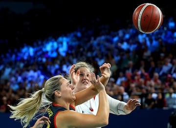 Baloncesto en silla de ruedas femenino, cuartos de final. Svenja Mayer de Alemania disputa el balón con Arinn Young de Canadá.