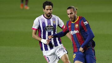 Soccer Football - La Liga Santander - FC Barcelona v Real Valladolid - Camp Nou, Barcelona, Spain - April 5, 2021 Barcelona&#039;s Oscar Mingueza in action with Real Valladolid&#039;s Kenan Kodro REUTERS/Albert Gea