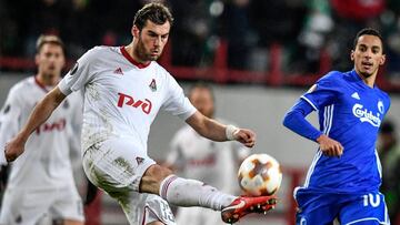 Lokomotiv Moscow's defender from Georgia Solomon Kverkveliya (C) fights for the ball with FC Copenhagen's midfielder from Greece Zeca (R) during the UEFA Europe League Group F football match between Lokomotiv Moscow and FC Kobenhavn at the Lokomotiv stadium in Moscow on November 23, 2017. / AFP PHOTO / Alexander NEMENOV