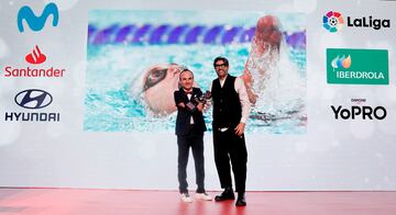 El nadador y ciclista paralímpico, Ricardo Ten, recibe el galardón de manos de Vicente Jiménez, director de Diario AS.
