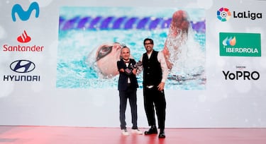 El nadador y ciclista paralímpico, Ricardo Ten, recibe el galardón de manos de Vicente Jiménez, director de Diario AS.