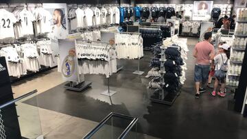 As visitó la tienda del Bernabéu. Estos días, Modric es el rey del establecimiento.