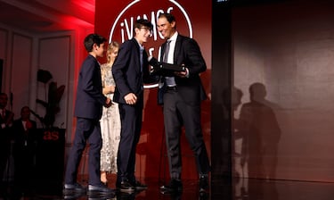 En la que fue la gran noche de Rafa Nadal, se vivió sin duda alguna uno de los momentos más emotivos de la velada. El manacorí recibió una caja muy especial, la de ‘Las Cartas a Nadal: una historia escrita sobre tierra batida’, el proyecto con el que AS quiso que Rafa recibiese las decenas y decenas de misivas de distintas personas que pudieron dirigirse a su ídolo