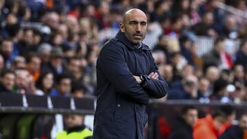 Abelardo, entrenador del Alav&eacute;s, durante un partido en Mestalla. 