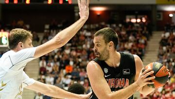 GIRONA, 30/10/2022.- El pívot del Basquet Girona Marc Gasol (d) ante Artem Pustovyi, del CB Murcia, durante el partido de la jornada 6 de Liga ACB que Basquet Girona y UCAM Murcia disputan hoy domingo en el Pabellón Municipal Girona-Fontajau, en Girona. EFE/David Borrat.
