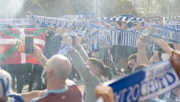 Numerosos seguidores de la Real Sociedad se han agolpado en los alrededores de Zubieta para despedir al club antes de la final de la Copa del Rey.