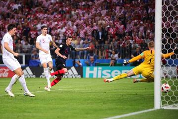 Mario Mandzukic bangs in an extra-time winner for Croatia.