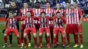 Los once titulares del Atlético ante el Espanyol posan antes del partido.