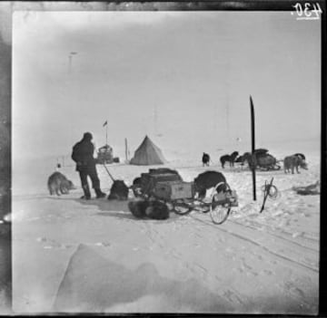 El 14 de diciembre de 1911, Roald Amundsen y su expedición, a 23 grados bajo cero, se convertían en los primeros en conquistar el Polo Sur.