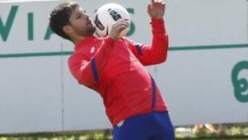 <b>CON LA PELOTA. </b>Diego controlando un balón con el pecho. El brasileño ya tiene el alta médica.