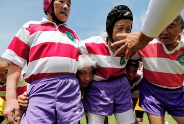 El Fuwaku Rugby Club de Tokio, fundado en 1948, es uno de los 150 clubes japoneses que organizan partidos competitivos y de contacto para jugadores mayores de 40 años. Según las Naciones Unidas, Japón es el país con la población con mayor envejecimiento del mundo. Las personas mayores son particularmente vulnerables a la soledad, ya que el 15% de los hombres mayores que viven solos tienen menos de una conversación en dos semanas, según un informe publicado en The Japan Times . El rugby no solo mantiene activos a los jugadores, sino que ofrece una vida social plena. 