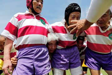 El Fuwaku Rugby Club de Tokio, fundado en 1948, es uno de los 150 clubes japoneses que organizan partidos competitivos y de contacto para jugadores mayores de 40 a?os. Seg¨²n las Naciones Unidas, Jap¨®n es el pa¨ªs con la poblaci¨®n con mayor envejecimiento del mundo. Las personas mayores son particularmente vulnerables a la soledad, ya que el 15% de los hombres mayores que viven solos tienen menos de una conversaci¨®n en dos semanas, seg¨²n un informe publicado en The Japan Times . El rugby no solo mantiene activos a los jugadores, sino que ofrece una vida social plena.