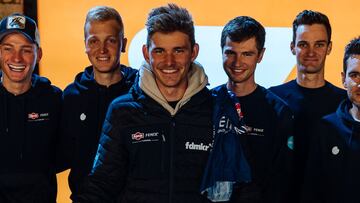 El ciclista australiano Alex Bogna posa como nuevo ciclista del Alpecin-Fenix tras ganar las finales de la Zwift Academy.