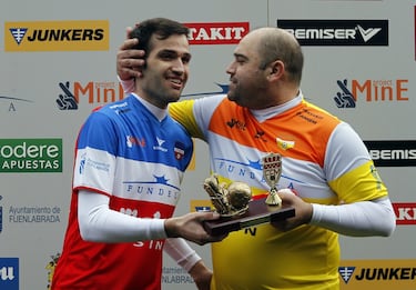 Nacido en Madrid en 1981, falleció el pasado 9 de marzo a causa del ELA. Una enfermedad que le diagnosticaron en 2014. Carlos fue futbolista, militando en un gran abanico de clubes madrileños (Carabanchel, Santa Ana, Puerta Bonita, Rayo Majadahonda, Pozue