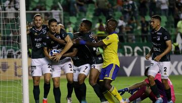 Soccer Football - Copa Libertadores - Group E - Deportivo Cali v Boca Juniors - Estadio Deportivo Cali, Palmira, Colombia - April 5, 2022 Deportivo Cali's Guillermo Burdisso celebrates scoring their first goal with teammates REUTERS/Luisa Gonzalez