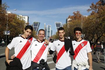 Seguidores de River desde la fan zone habilitada para ellos en Plaza de Castilla