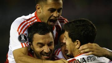 Football Soccer - Argentina's River Plate v Bolivia's Jorge Wilstermann – Copa Libertadores - Antonio Vespucio Liberti stadium , Buenos Aires, Argentina September 21, 2017. Ignacio Scocco of River Plate celebrates with his teammates after scoring against Wilstermann. REUTERS/Agustin Marcarian
