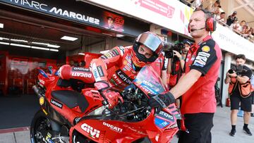 Márquez subiéndose a su Ducati en Mandalika.