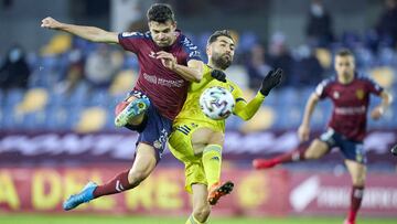 PONTEVEDRA, SPAIN - JANUARY 07: Alberto Perea of Cadiz CF competes for the ball with Aitor Nunez of Pontevedra CF during Copa del Rey Second Round Match between Pontevedra CF and Cadiz CF at Estadio Municipal de Pasaron on January 07, 2021 in Pontevedra,