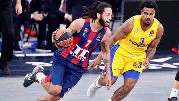 GRAF3132. VITORIA, 10/12/2020.- El base estadounidense Pierria Henry (i), del Baskonia, bota el balón ante el base estadounidense Chris Jones (d), del Maccabi Tel Aviv, durante el partido de EuroLiga que se juega hoy jueves en el Fernando Buesa de Vitoria. EFE/David Aguilar