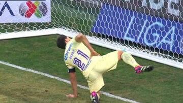 Henry Martín festejando su gol contra Chivas.