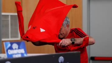 Mourinho entra en la sala de prensa de Da Luz.