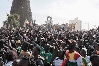 La selección de Senegal celebra con su afición el triunfo en la Copa África por las calles de Dakar.