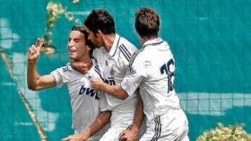 <b>GOLEADORES. </b>Mosquera celebra con sus compañeros el último gol del equipo en casa.